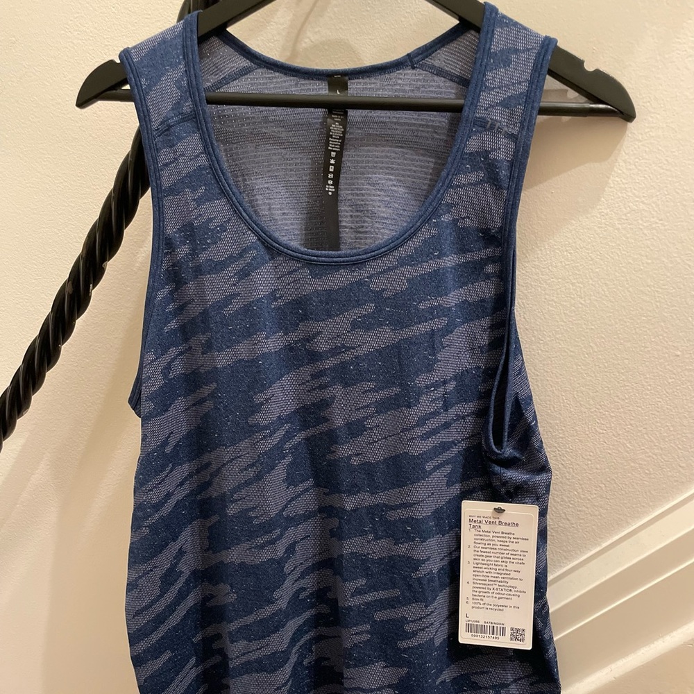 Brand: Lulu Lemon
Style: Metal Vent Breathe Tank
Color: Blue - Pattern
Brand New